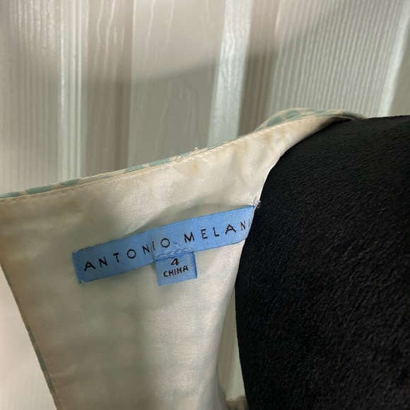 Antonio Melanie mid dress size 4 open back very nice estructure - Picture 4 of 4